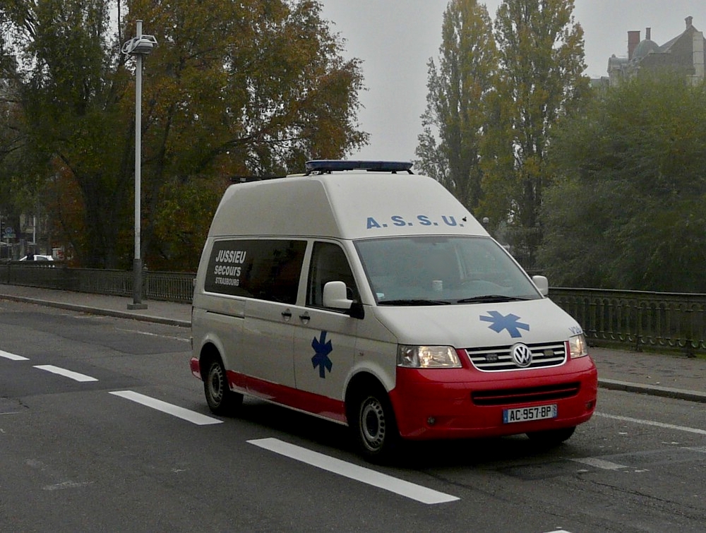 Bei nebeligem Wetter war dieser VW T5 Krankenwagen am 31.10.2011 in den Strassen von Strasbourg unterwegs.