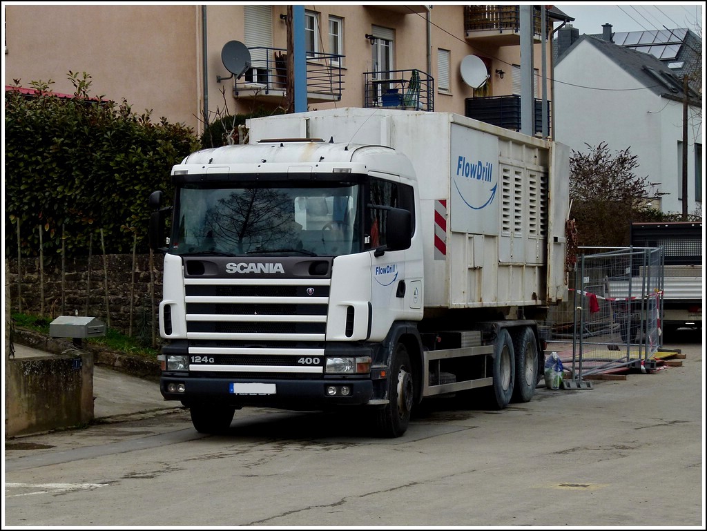 Bei einer Strassenbaustelle ist mir dieser Scania 124 C it eine Spezialcontainer aufgefallen. 19.03.2012