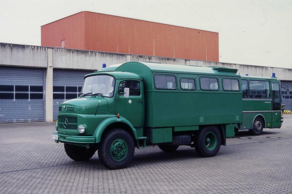 Bei einer Vorfhrung im Gelnde der Bereitschaftspolizei am 24.3.1999
(mit ausdrcklicher Fotoerlaubnis) wurde auch dieser Mercedes Befehlswagen 
der BPA Brhl gezeigt.