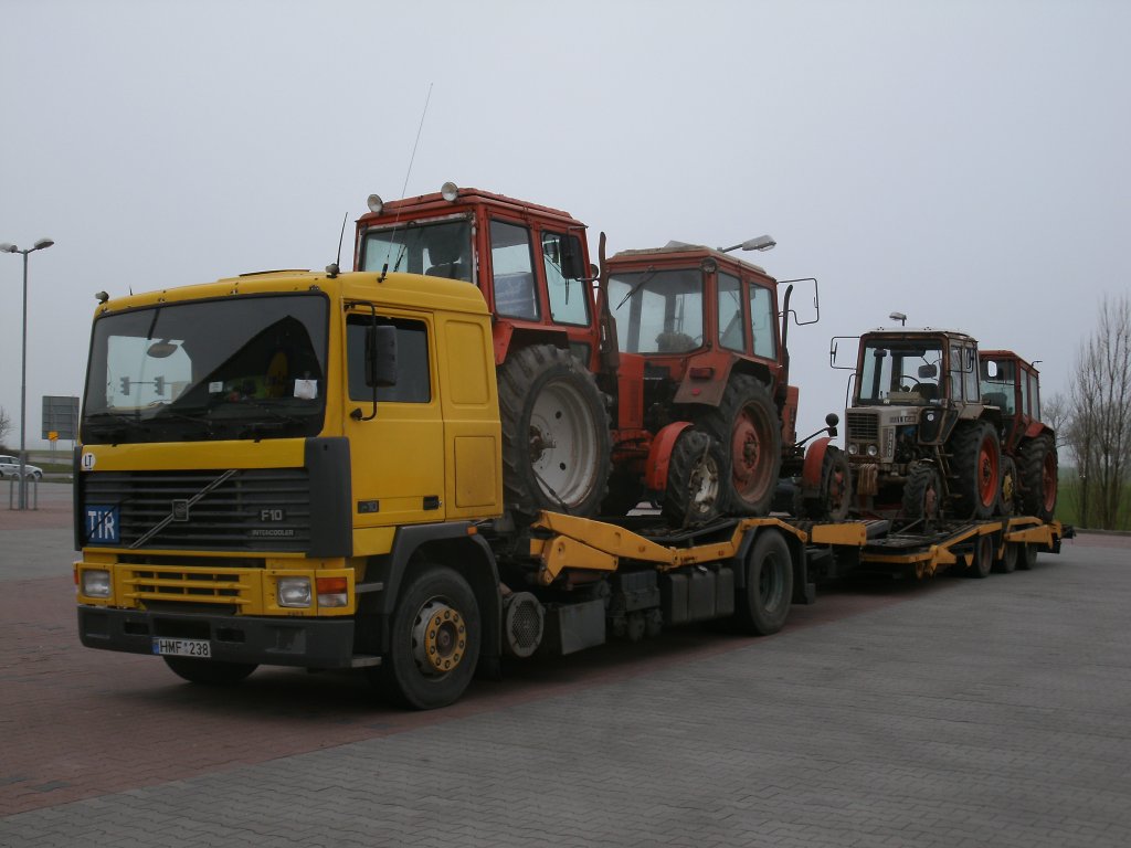 Beladen mit vier Traktoren machte sich Dieser VOLVO F10,am 21.Mrz 2012.auf dem Weg Richtung Litauen.Zuvor stand Dieser noch in Bergen/Rgen.