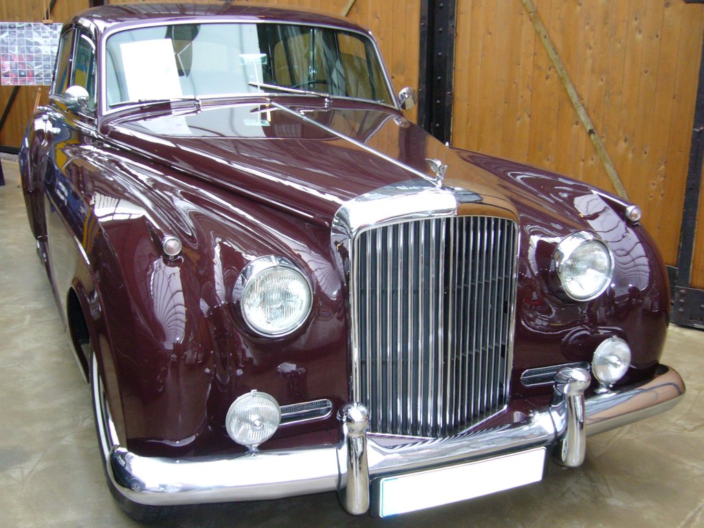 Bentley S2 LWB mit Mulliner Saloon Karosserie auf einem Long-wheel-base Chassis (LWB). 1962 - 1965. Vom S2 mit LWB-chassis wurden insgesamt nur 57 Einheiten produziert. Der V8-Motor leistet 200 PS aus 6.230 cm Hubraum. Da es sich um eine US-Erstauslieferung handelt, ist der Wagen auch links gelenkt. Classic Remise Dsseldorf am 15.09.2012.