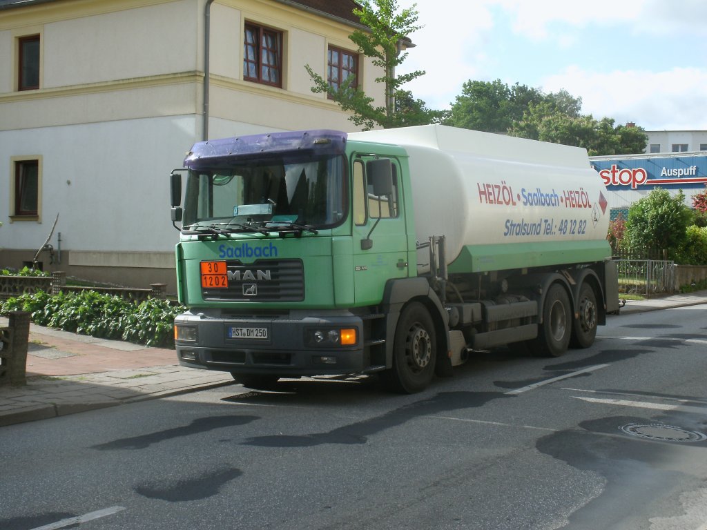Bereits am 01.Juni 2012 lieferte dieser MAN Tanklaster Heizl in die Ringstrae von Bergen/Rgen.