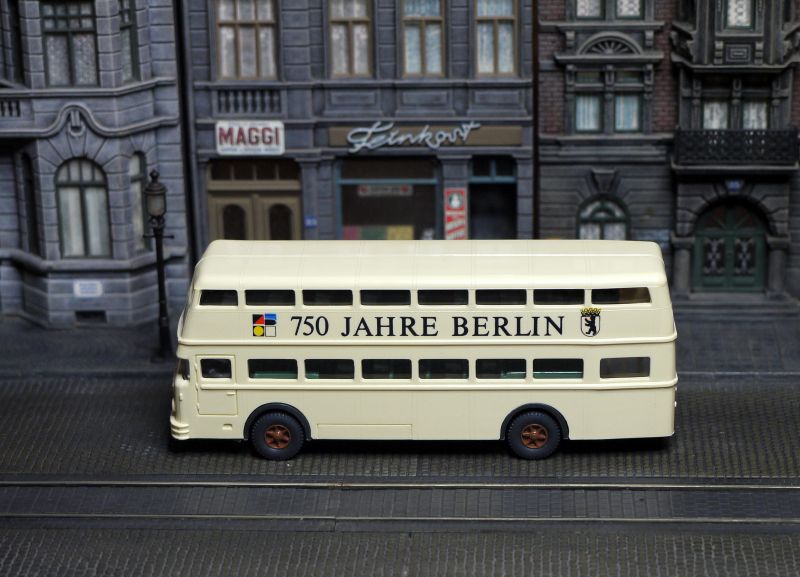 Berliner Doppeldecker - Bssing D2U - von Wiking. Aus dem Set  750 Jahre Berlin .  3.3.2012