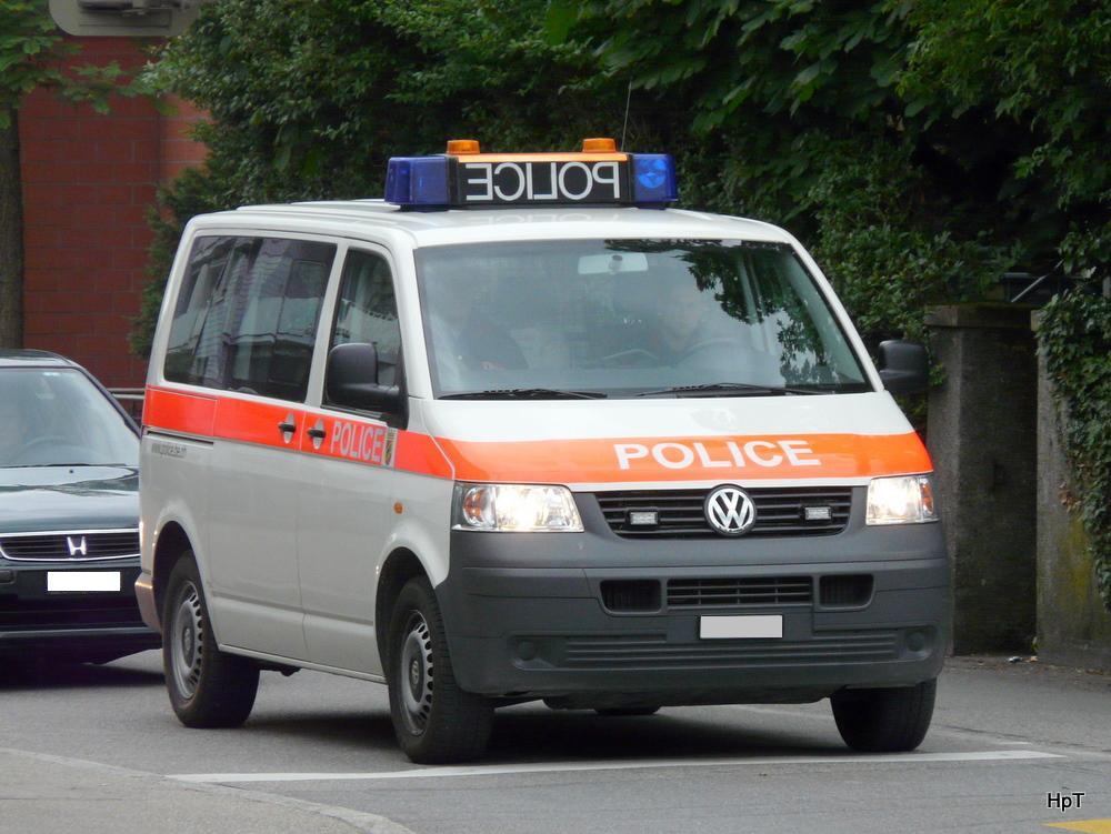 Berner Kantonspolizei unterwegs in einem VW in Nidau 20.06.2010am 