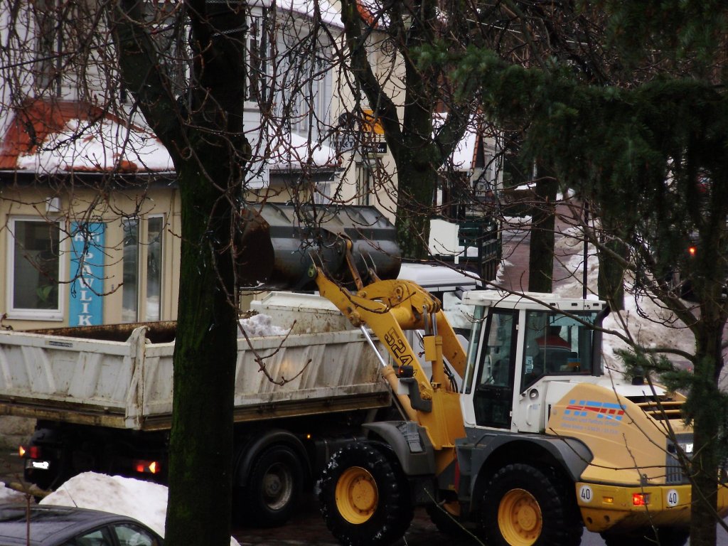 beseitigung von schneebergen/freirumen von parkptzen im
stadtgebiebt von bad harzburg beteidig ein liebherr524 und zwei m.a.n tga kipper beladung einer von den beiden m.a.n durch den liebherr
aufgenommen am 18.01.10