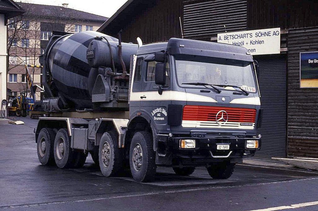 Betonmischer in Brunnen in der Schweiz.
Dieser Mercedes fuhr mir ab 27.3.1990 vor die Linse.