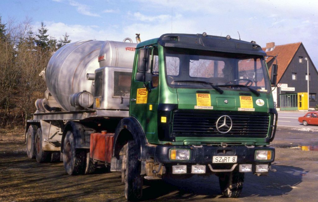 Betonmischer Sattelzug mit Mercedes Zugfahrzeug am
25.2.1989 in Torfhaus / Harz.