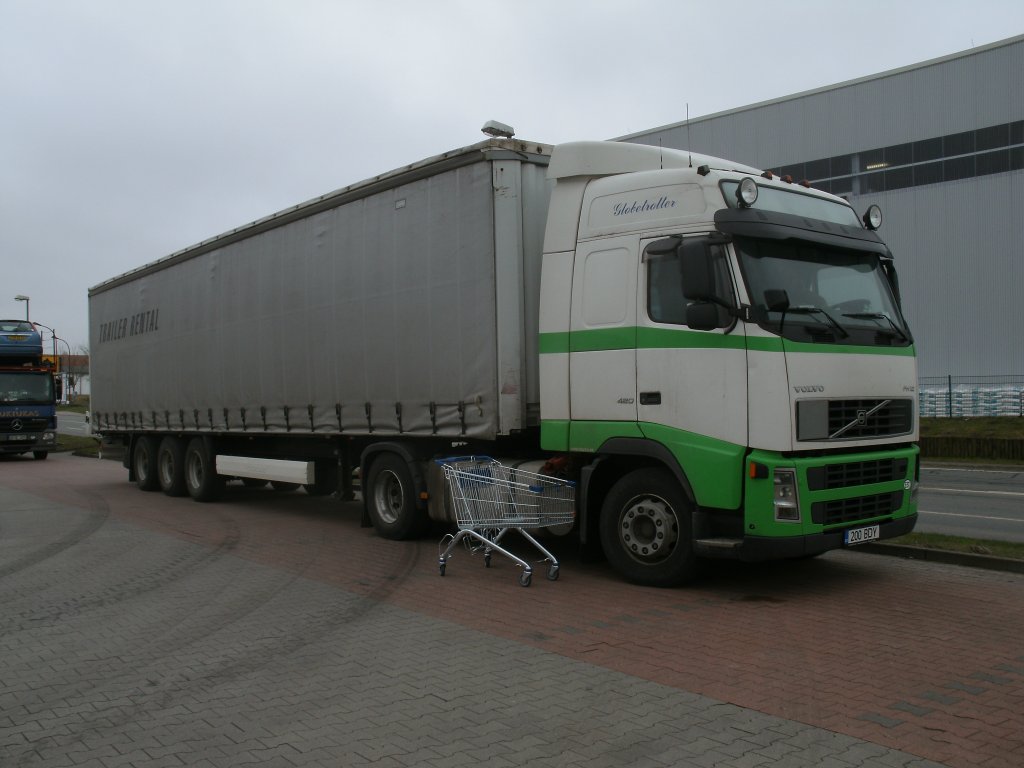 Bevor es fr diesen VOLVO-Sattelzug Richtung Heimat Estland ging,besorgte sich der Fahrer,am 24.Februar 2012,noch ein bisschen Verpflegung in Bergen/Rgen.