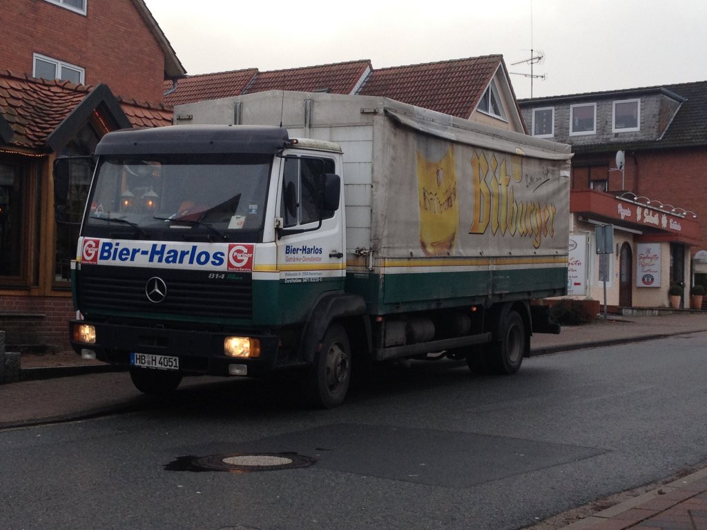 Bier Harlos am 15.11.2012 mit einem MB-814 LKW, der Werbung fr Bitburger trgt und gerade ein Restaurant in Bad Bederkesa beliefert.