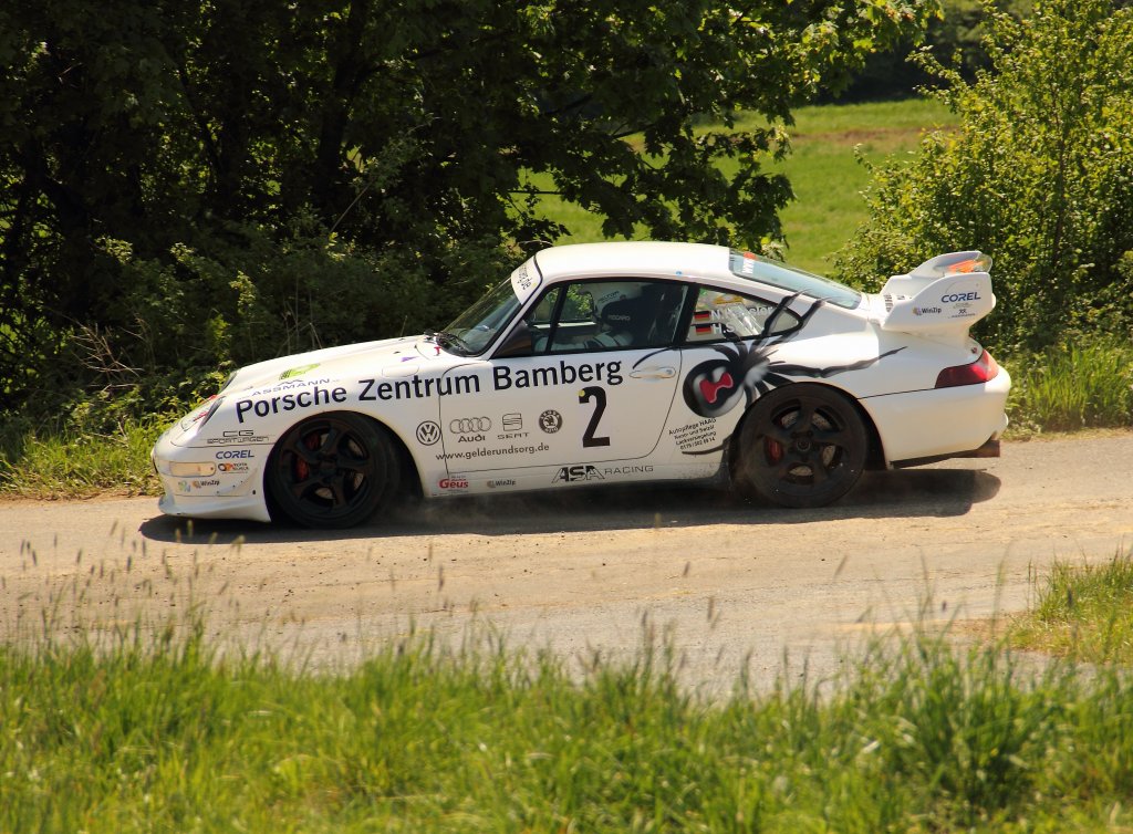 Bild 1/3) Schneller Porsche 911 993 bei der Rally in Sonnefeld auf der WP 3 2011 (AMC Hohe Aßlitz). 