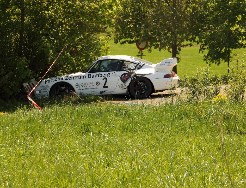 Bild 2/3) Der Porsche 993 hat den Bremspunkt leider verpasst und kracht in eine Absperrung und ins Geäst. (Rally Sonnefeld WP 3 2011 AMC Hohe Aßlitz) 