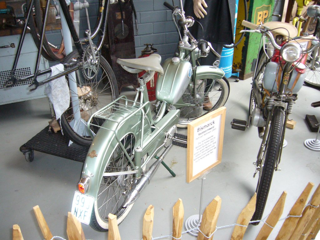 Bismarck Mofa von 1953. Die Fahrradwerke Bismarck, aus Radevormwald im Oberbergischen Kreis stellten, bis zu Ihrem Konkurs 1957 auch hochwertige Mofas, Mopeds und Leichtkraftrder her. Meilenwerk Dsseldorf.