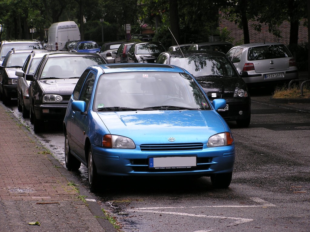 Blauer Kleinwagen, ein Toyota, warscheinlich ein Starlet. Aufgenommen: Juli 2010.