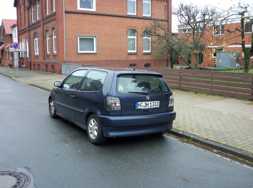 Blauer VW-Polo mit besonderen Heckleuten in Lehrte in November 10.
