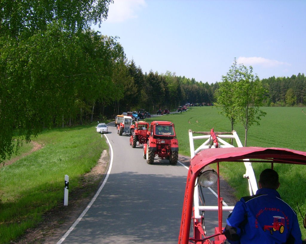 Blick vom Kremserhnger aus auf die voraus fahrenden Traktoren whrend der Rundfahrt beim Russentreffen Oberlungwitz 