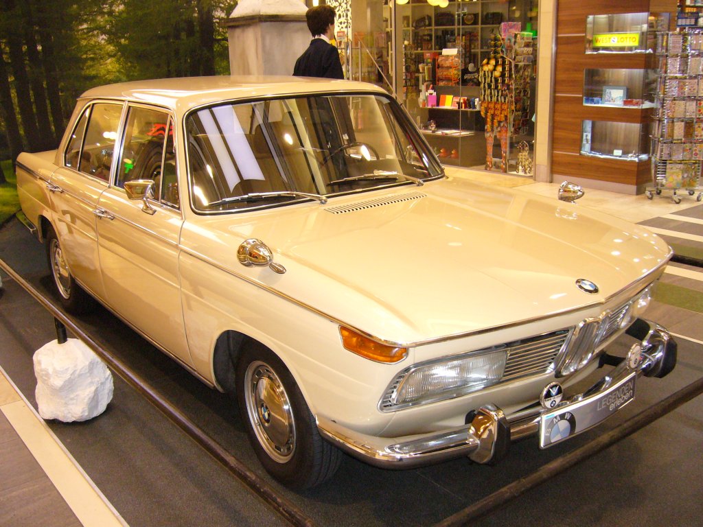 BMW 2000. 1966 - 1972. Der 2000´er war der strkste BMW der sogenannten  Neuen Klasse . Der 4-Zylinderreihenmotor leistet 100 PS aus 1.990 cm Hubraum. Ausstellung  Legenden erleben  in Essen am 08.10.2011.