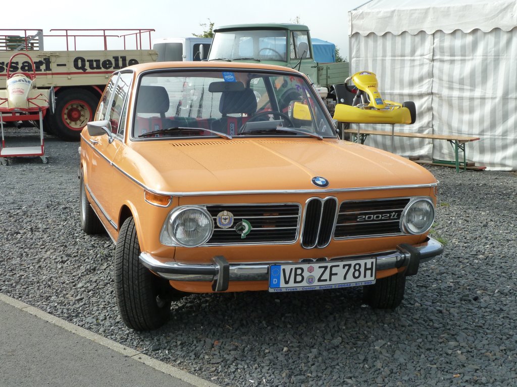 BMW 2002 Tii steht auf dem Ausstellungsgelnde des 2. Fuldaer Autotages
