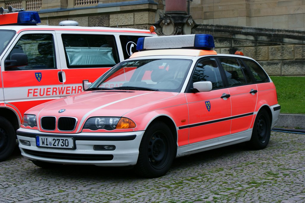 BMW 318i der Berufsfeuerwehr Wiesbaden. Das Fahrzeug wurde frher vom Organisatorischen Leiter Rettungsdienst (OLRD) genutzt. Aufgenommen am 16.06.2012.