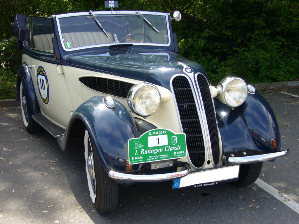 BMW 329. 1936 - 1937. Der 329 war eine Sonderausfhrung des 319. Der 6-Zylindermotor mit 45 PS aus 1.911 cm, sowie das Fahrgestell stammten vom 319. Die Khlermaske war dem neuen 326´er entliehen. Von diesem bergangsmodell wurden 1.179 Fahrzeuge gebaut. Ratingen Classic 08.05.2011.