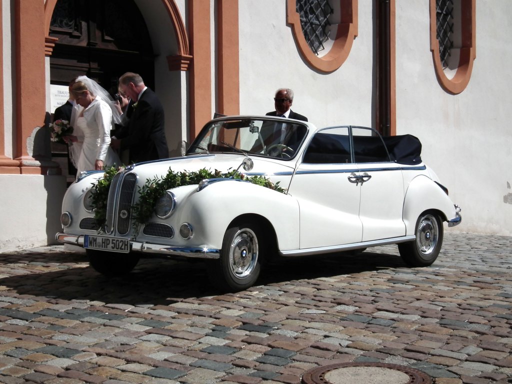 BMW 502 Cabrio als Brautkutsche von dem Kirchenportal von Kloster Andechs, Juli 2010