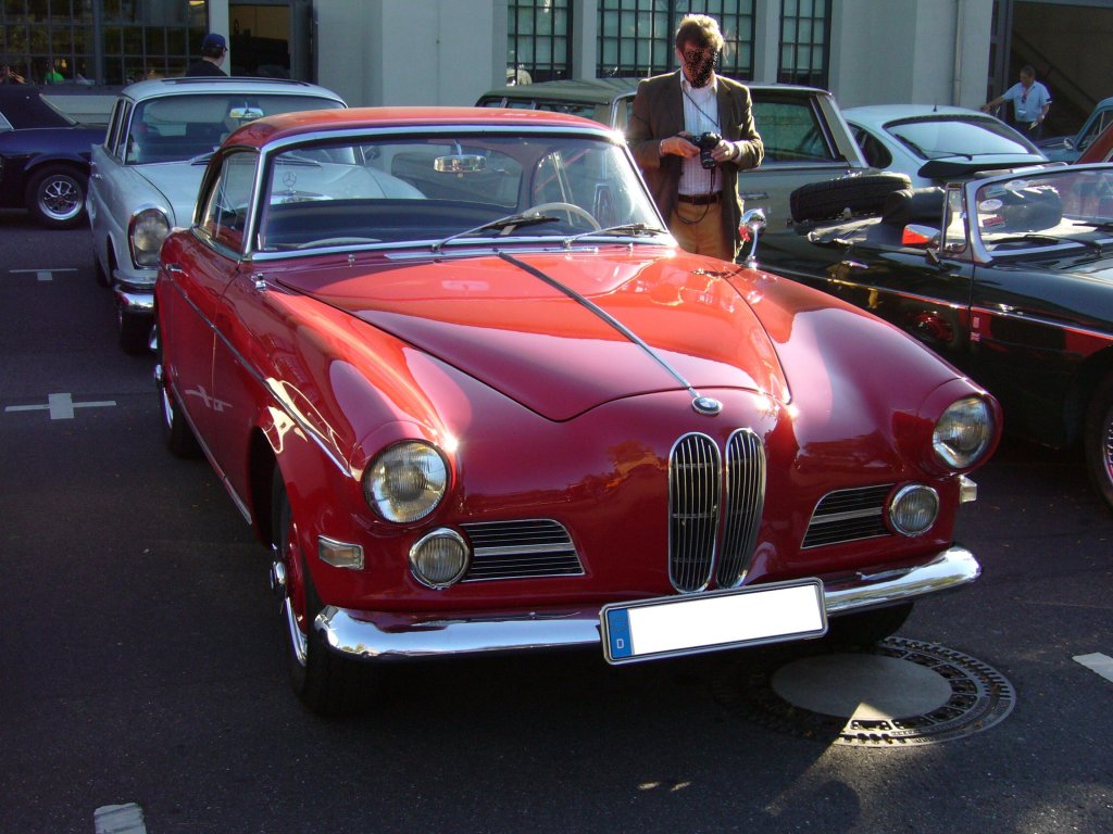 BMW 503 Coupe. 1956 - 1959. Dieser von Graf Goertz gezeichnete Reisesportwagen verkaufte sich in der Coupevariante 273 mal. Der V8-motor leistet 140 PS aus 3.168 cm Hubraum. Besucherparkplatz der Classic Remise am 01.10.2011.