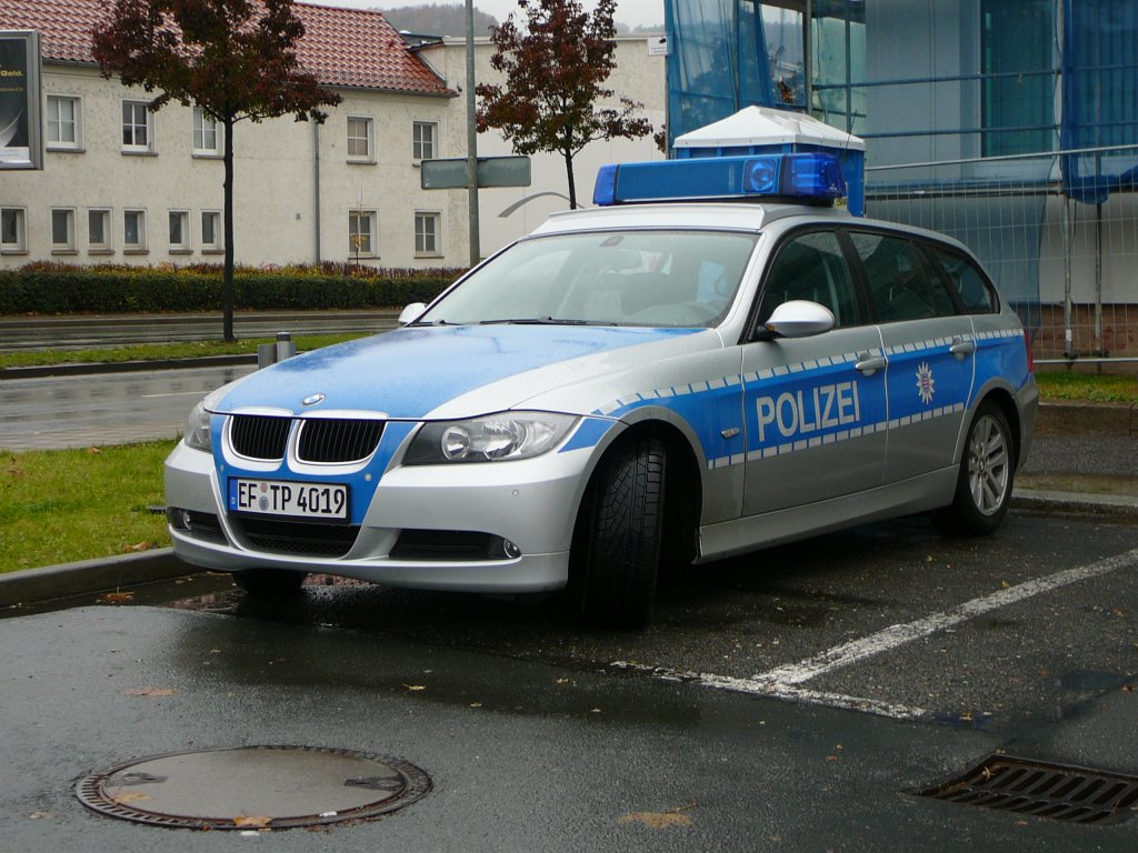 BMW als Dienstfahrzeug der Thringer Polizei abgestellt vor der Polizeiinspektion Jena am 04.11.2009