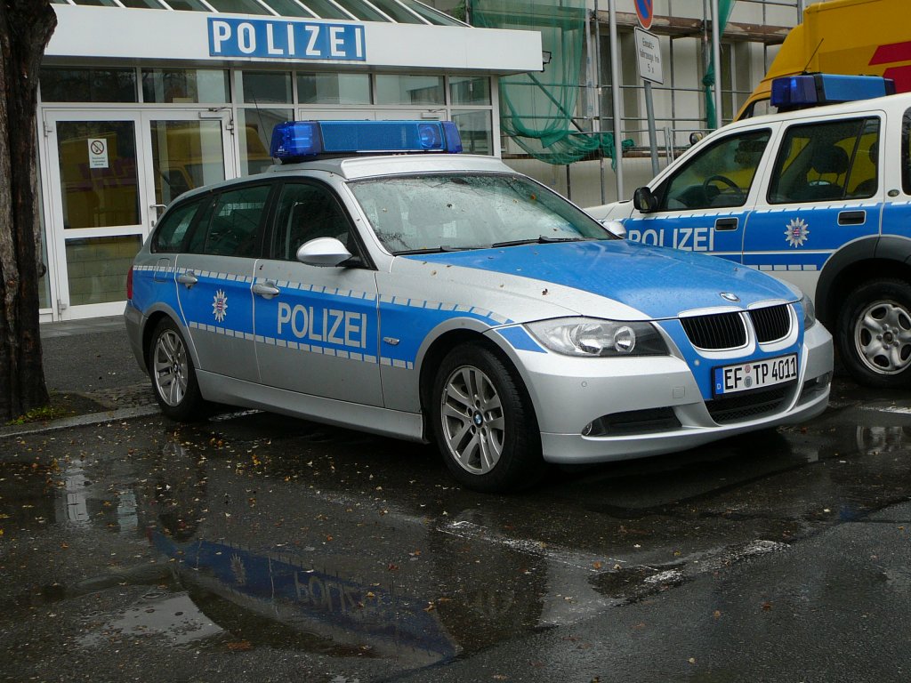 BMW als Dienstfahrzeug der Thringer Polizei abgestellt vor der Polizeiinspektion Jena am 04.11.2009
