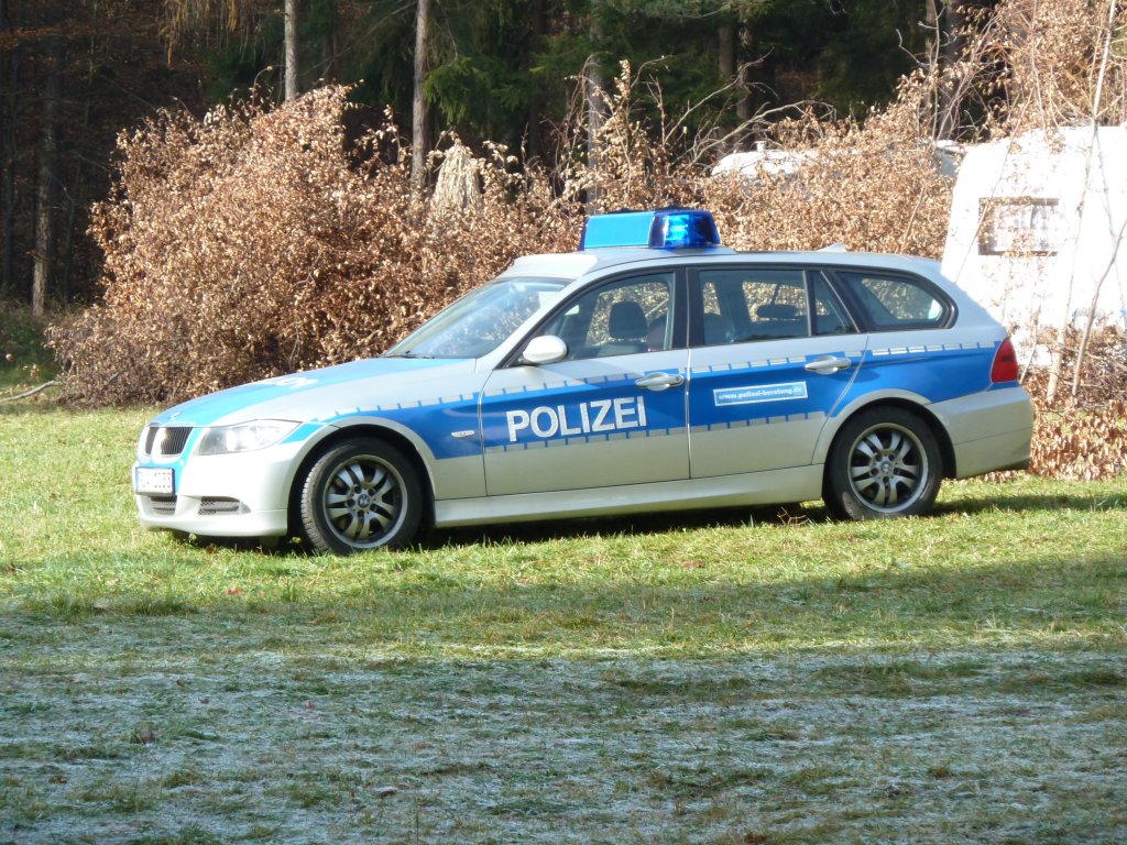 BMW als Polizeifahrzeug steht am Filmset fr den Mystery-Film  Lost Place  im Marbacher Wald, 11-2011