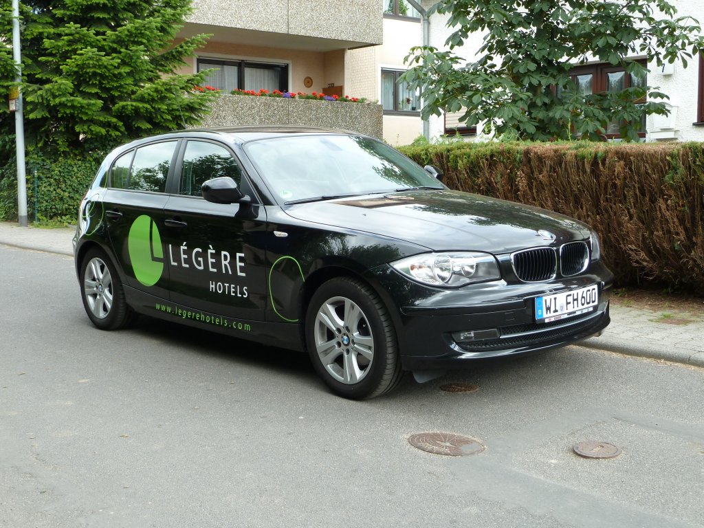 BMW als Werbetrger fr ein Hotel, gesehen in Taunusstein, Juni 2010