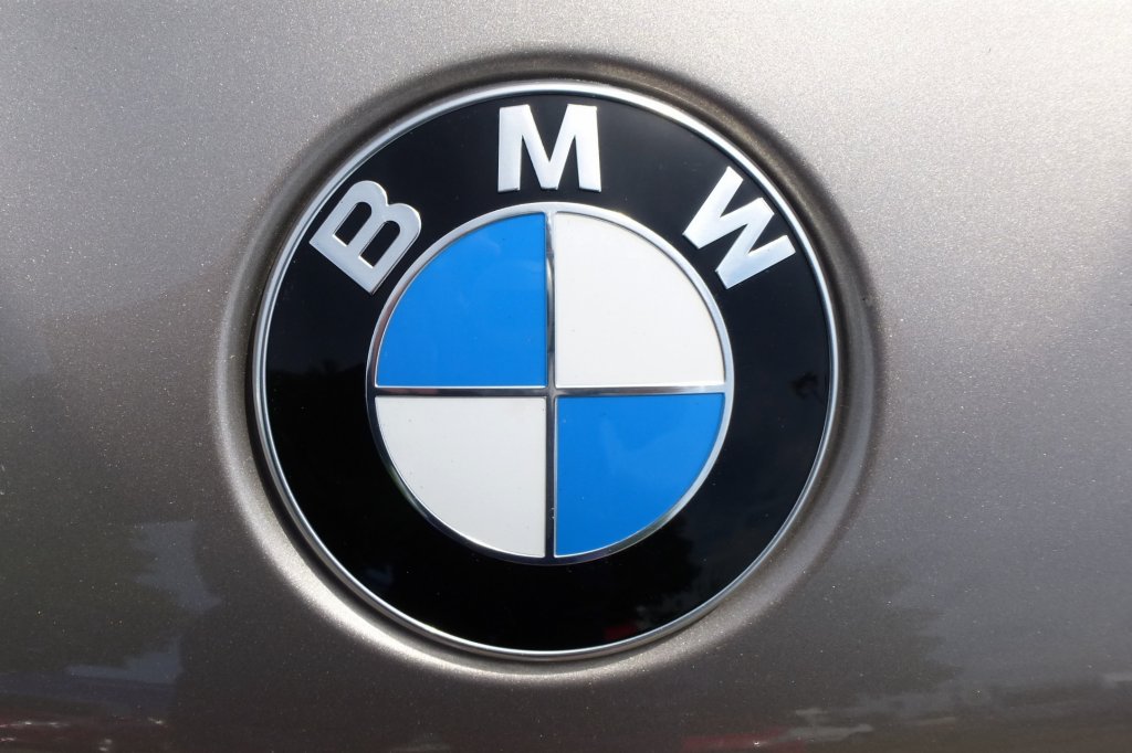 BMW-Bayrische Motoren Werke, 1916 gegrndet mit Hauptsitz in Mnchen, blau-wei sind die bayrischen Landesfarben und  der stilisierte Propeller erinnert an den Bau von Flugzeugmotoren, Juni 2013