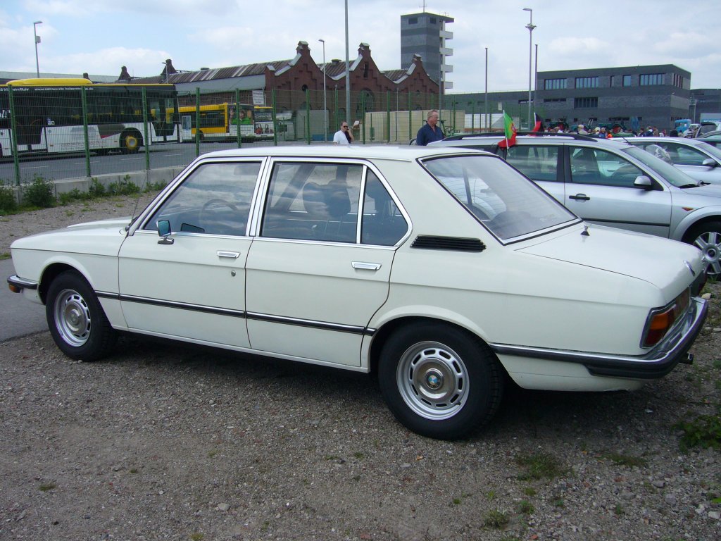 BMW E12 der ersten Serie, gebaut von 1972-1976 beim Oldtimertreffen an der  Alten Dreherei  in Mülheim/Ruhr.