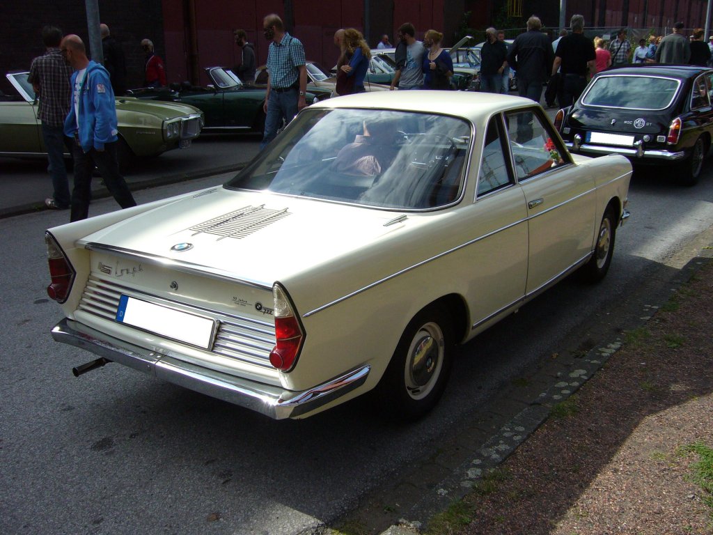 BMW LS Coupe. 1964 - 1965. Die BMW LS Modelle basierten auf dem BMW 700, hatten aber jedoch einen um 160 mm verlngerten Radstand. Die Fahrzeuglnge wuchs somit um 320 mm. Der 2-Zylinderboxermotor mit 697 cm Hubraum leistet 40 PS und beschleunigt das Coupe auf 135 km/h. Im Volksmund wurde der Wagen auch  Maurerporsche  genannt. Die Karosserien des 1.730 mal gebauten Autos wurden bei Baur in Stuttgart gepresst. Ein solches Coupe stand fr DM 5.850,00 beim BMW-Hndler. Oldtimertreffen Kokerei Zollverein am 02.09.2012. 
