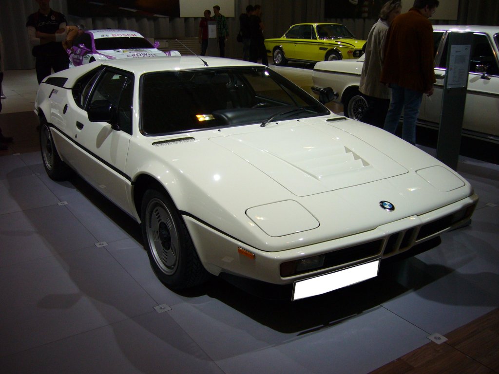 BMW M1 (E26), 1978 - 1981. Der M1 sollte ursprünglich bei Lamborghini montiert werden. Da die Italiener jedoch keine Vorserienfahrzeuge fristgerecht fertig stellen konnten, wurde dieser Vertrag aufgekündigt und an Baur/Stuttgart vergeben. Es wurden insgesamt 450 Einheiten produziert. In der abgelichteten Straßenversion leistet der M1 277 PS aus 3.453 cm³ Hubraum. Techno Classica am 25.03.2012.