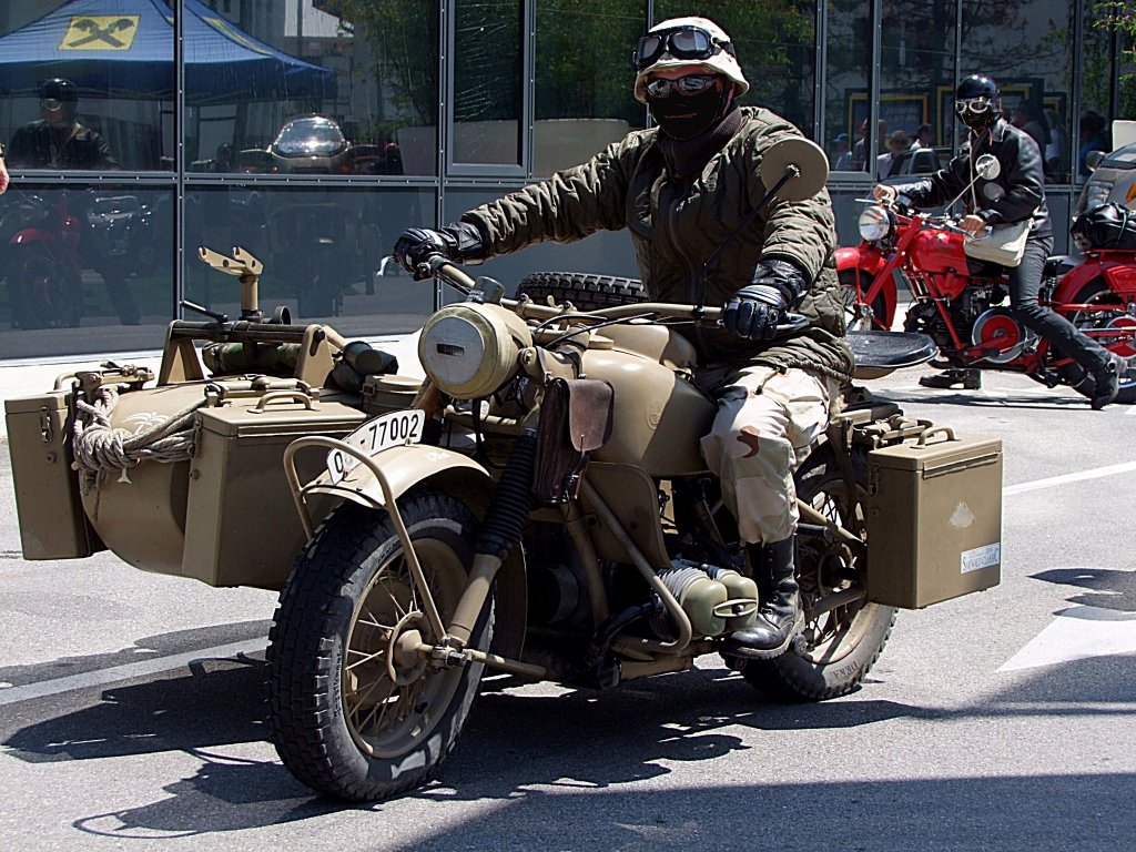 BMW-Motorrad in Armeeausfhrung nimmt an der Sauwald-Classic2011 teil;110522