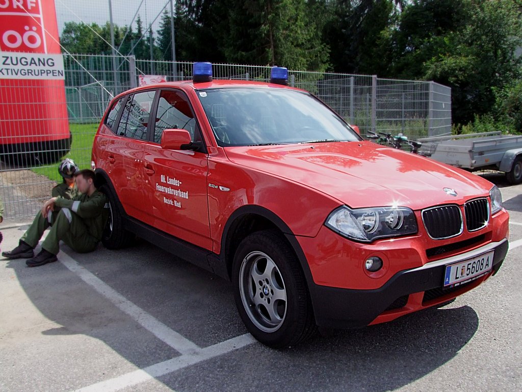 BMW-X3 2.0d des O-Landesfeuerwehrverband Bez.Ried, mit  geschlauchten Feuerwehrmnnern  anlsslich eines Wettbewerbes in Ried i.I.;090710