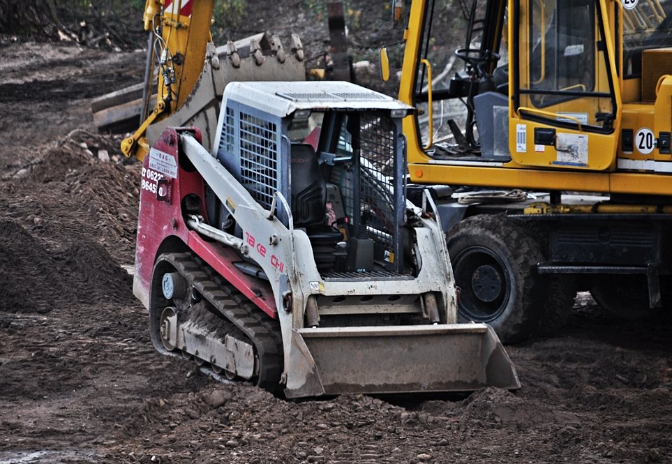 Bobcat hnlicher Kompaktlader mit Raupenfahrwerk auf einer Baustelle in Ettlingen am 26.11.09