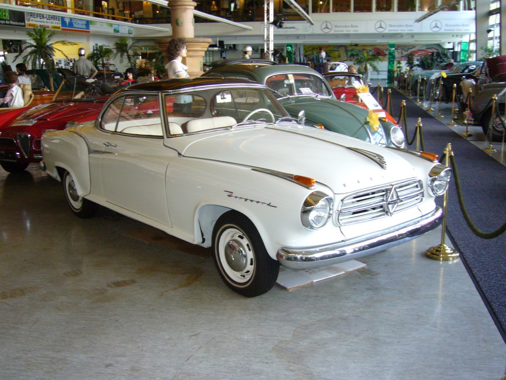 Borgward Isabella Coupe. 1957 - 1961. Die Coupeversion der bereits seit 1954 gebauten Isabella kam 1957 auf den Markt. Hier wurde ein Coupe ab Jahrgang 1958 abgelichtet. Erkennbar am Borgward Schriftzug auf den Kotflgeln. Ab diesem Jahrgang sind die Schriftzge nach vorne zum Scheinwerfer vorverlegt worden. Oldtimermuseum Dortmund.