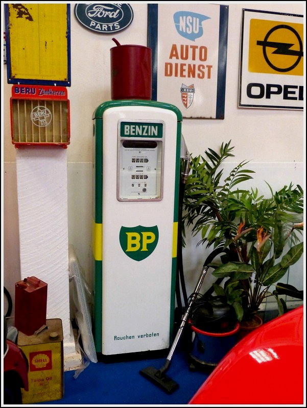 BP Benzin Zapfsule gesehen im Automuseum Nordsee in der Nhe von Norden - Norddeich 11.05.2012.