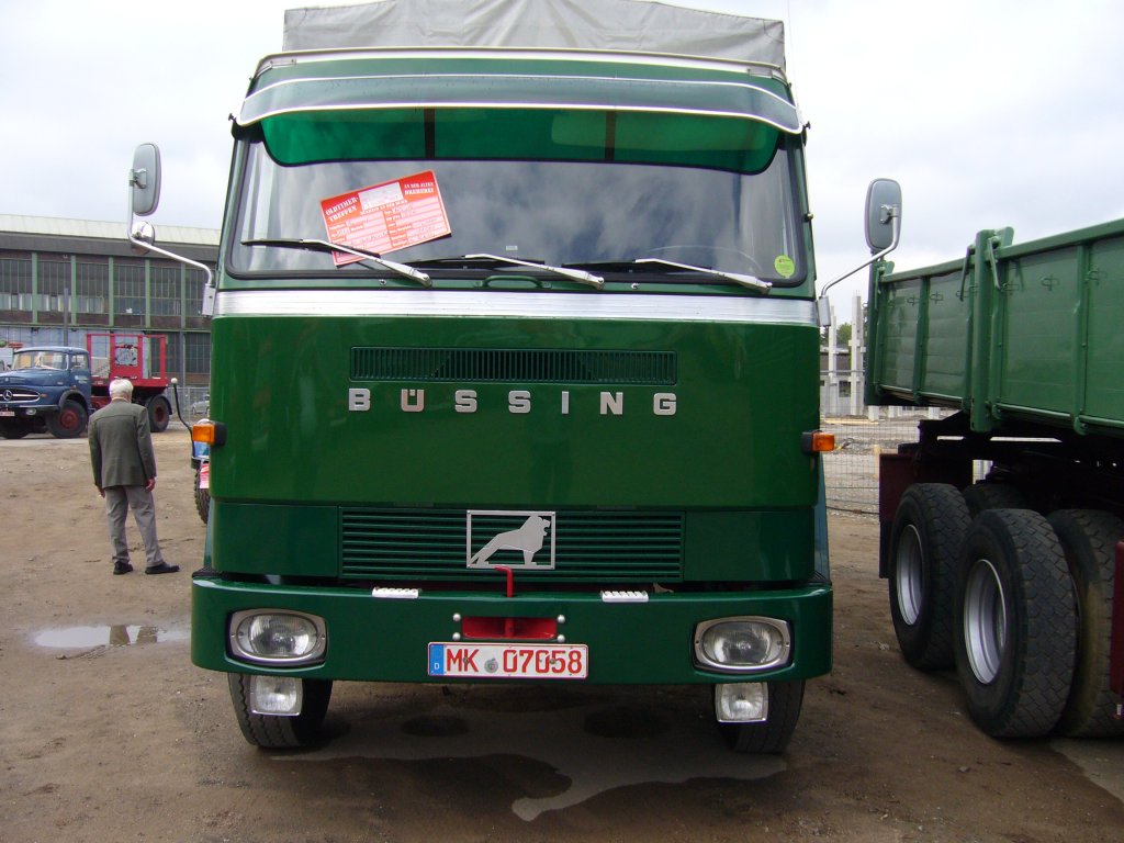 Bssing BS 16L Frontansicht. Baujahr 1967-1973 war der letzte Bssing Schwerlastwagen. Nutzfahrzeugtreffen an der  Alten Dreherei  in Mlheim/Ruhr am 07.06.2009.