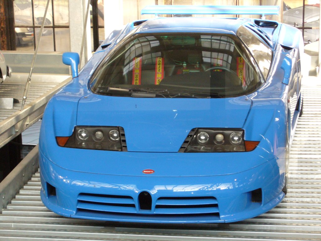 Bugatti EB 110 in bugattiblau. 1992 - 1995. Der 3.5l V12-motor leistet 559 PS. Classicremise am 01.11.2011.