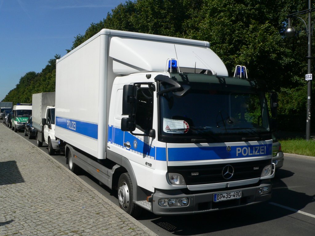 Bundespolizei-LKW - Mercedes Benz - auf dem Fest  60 Jahre Bundespolizei , Strae des 17. Juni in Berlin, Kennzeichen BP 35-490