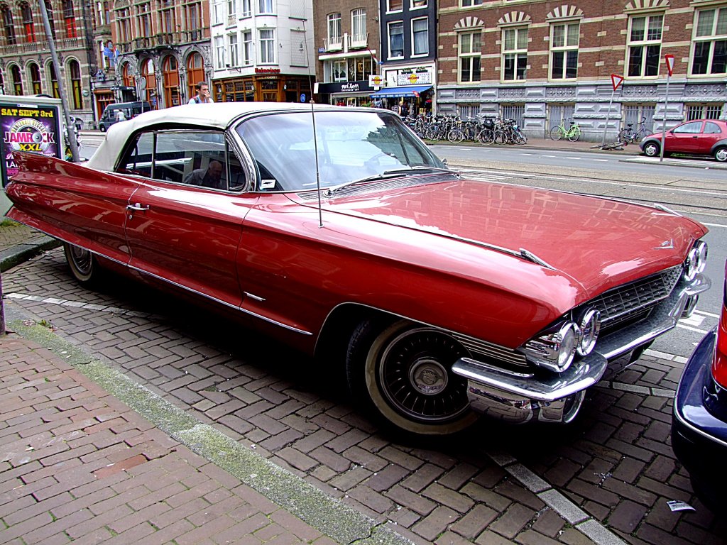Cadillac deVille Sedan; Bj.195964 nutzt in der Amsterdamer Innenstadt sozusagen jeden Zentimeter einer Parklcke aus;110904