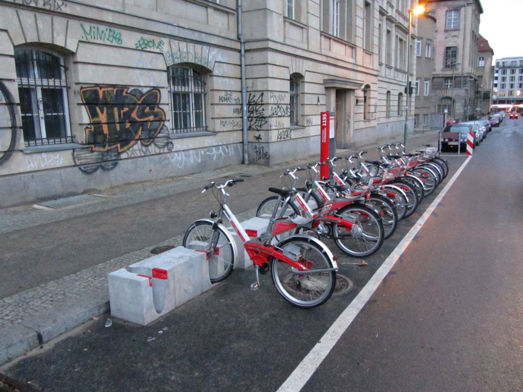 Call-a-Bike-Station am Monbijou-Park in Berlin. beraus praktisches Fahrradverleihsystem, das in mehreren deutschen Stdten verfgbar ist. 17.2.2012