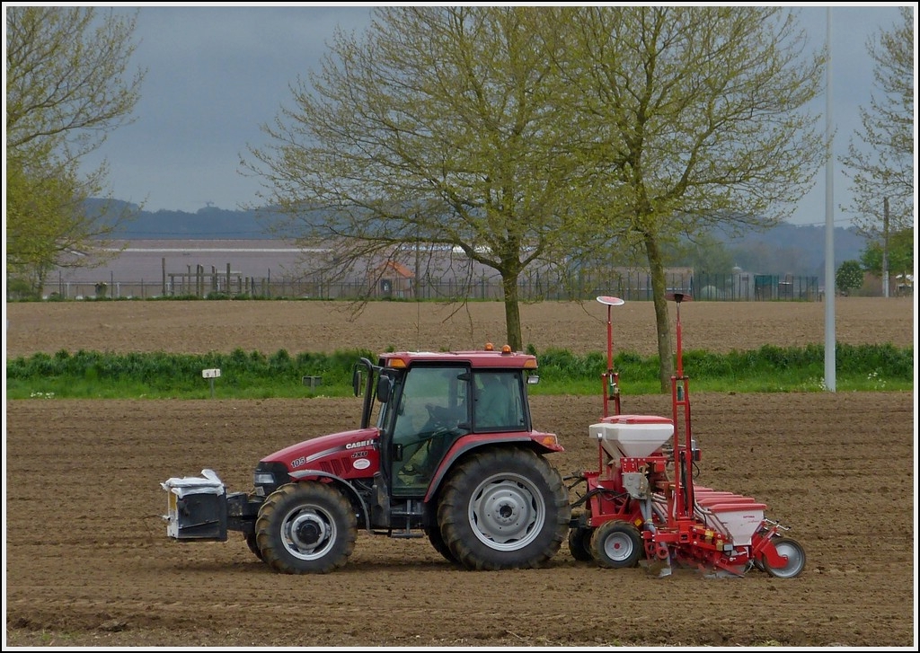 CASE 105 JXU mit Shmaschine beim ausbringen des Saatgutes aufgenommen am 11.05.2013.