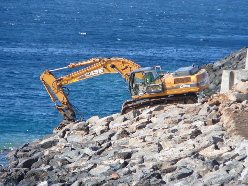 Case-Bagger arbeitet im Hafenbecken von Puerto del Carmen/Lanzarote im Januar 2010