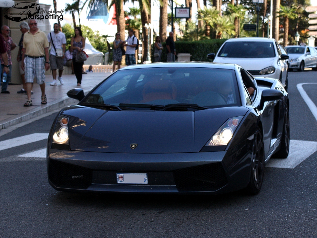 Casinobesucher. Dieser Lamborghini Gallardo parkte sich vor das Monte-Carlo Casino. (6.9.2011)
