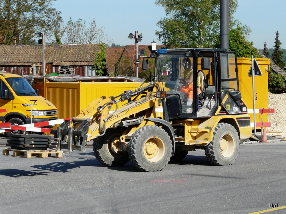 CAT 906 bei einer Baustelle beim Bahnhof Dornach - Arlesheim am 29.04.2010