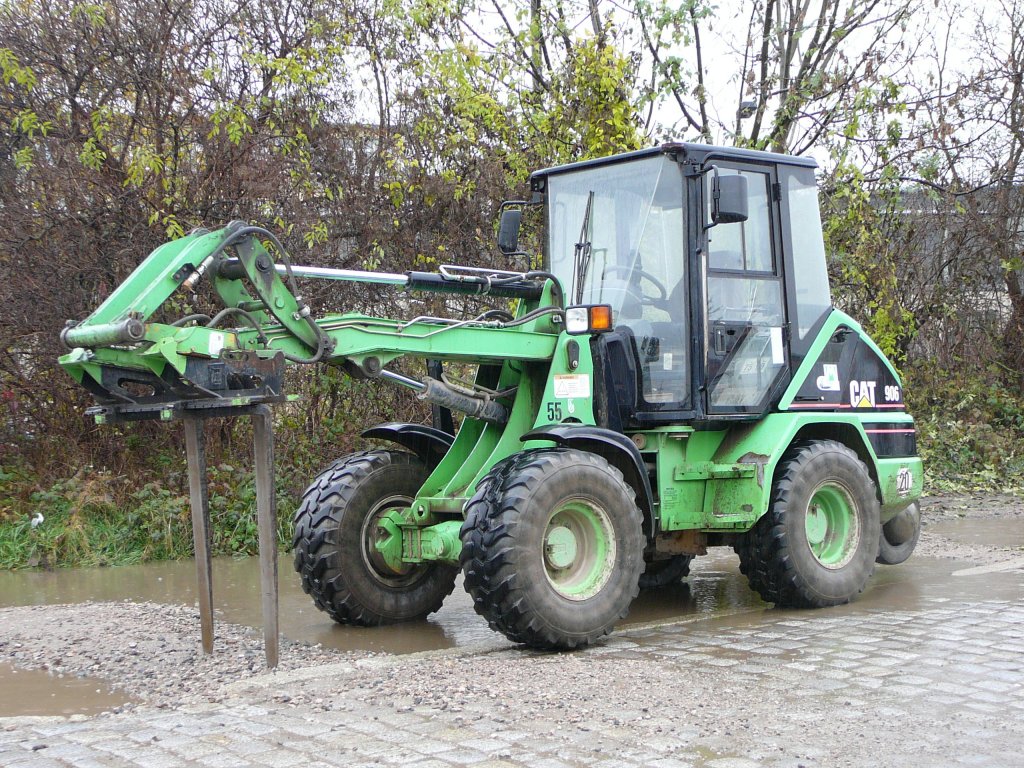 CAT 906 steht am 09.11.2009 am Gterbahnhof in Saalfeld