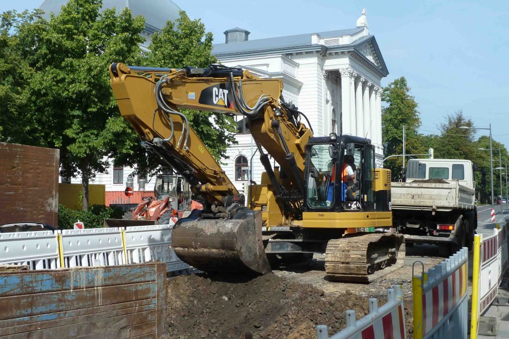 CAT-Bagger eingesetzt im Tiefbau auf einer Baustelle in Oldenburg, August 2012