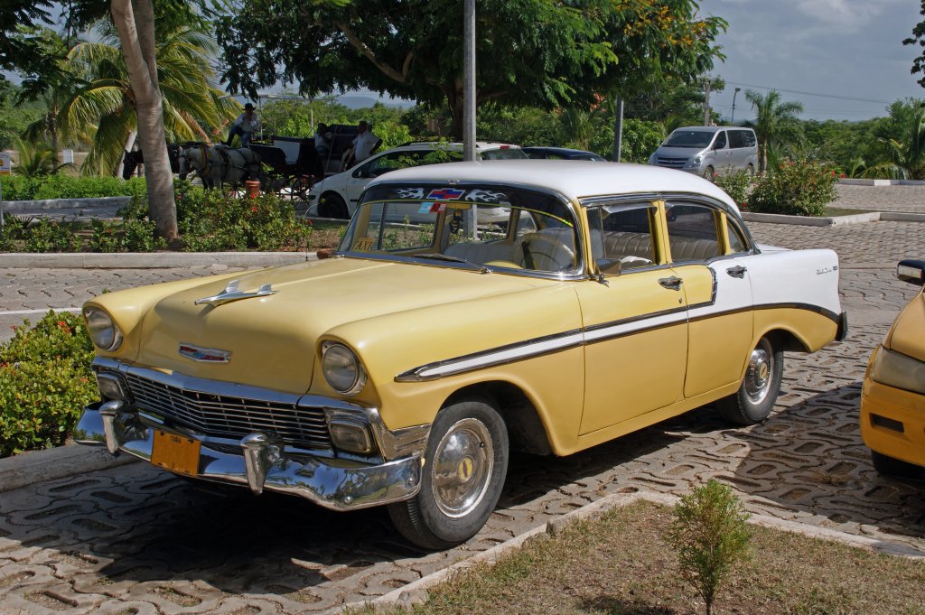 Cevrolet aus den 50 er Jahren auf einem Parkplatz bei Guardalavaca Kuba. Die Aufnahme stammt vom 24.07.2013.
